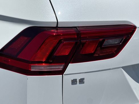 Used 2022 Volkswagen Tiguan SE R-Line FWD image 36