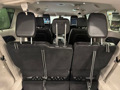 Used 2023 Chrysler Pacifica Touring-L w/ Uconnect Theater Family Group FWD image 19