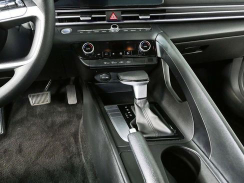 Used 2024 Hyundai Elantra SEL FWD image 17
