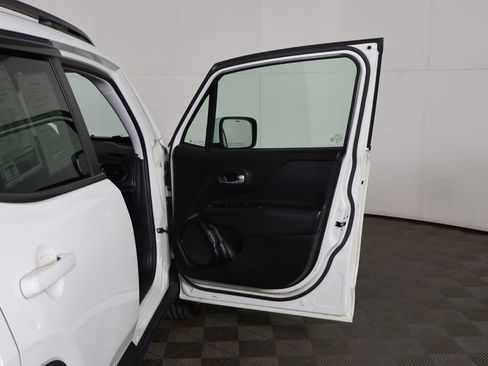 Used 2018 Jeep Renegade Altitude FWD image 17
