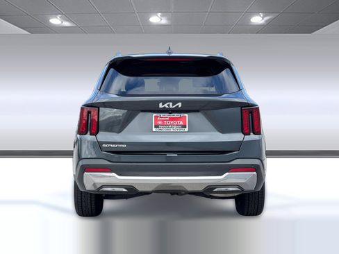 Used 2024 Kia Sorento S image 8