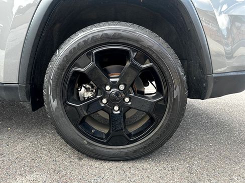 Used 2019 Jeep Grand Cherokee Laredo image 24