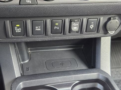 Used 2017 Toyota Tacoma TRD Sport AWD/4WD image 31