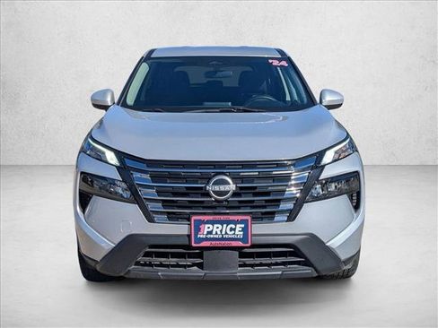 Used 2024 Nissan Rogue SV image 2