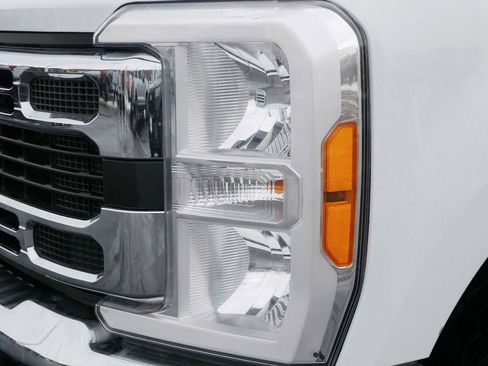 Certified 2023 Ford F250 XLT w/ FX4 Off-Road Package image 5