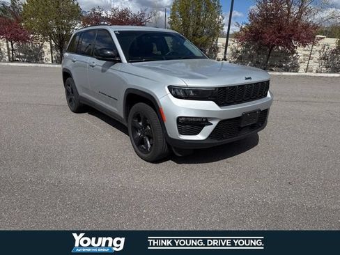 Used 2023 Jeep Grand Cherokee Limited w/ Luxury Tech Group II AWD/4WD image 12