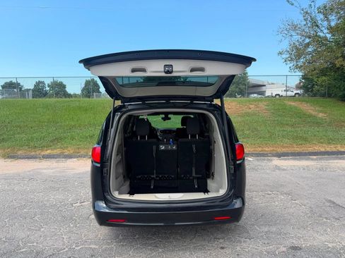 Used 2017 Chrysler Pacifica Touring FWD image 9