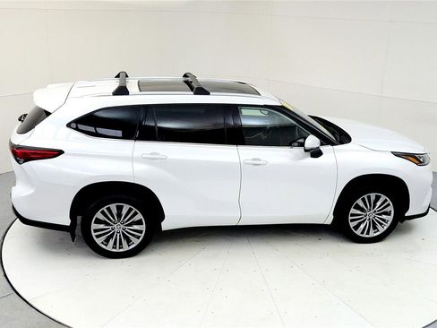 Used 2023 Toyota Highlander Platinum image 18