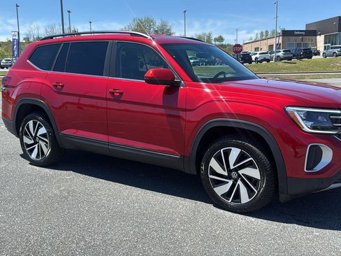 Used 2024 Volkswagen Atlas SE AWD/4WD image 2