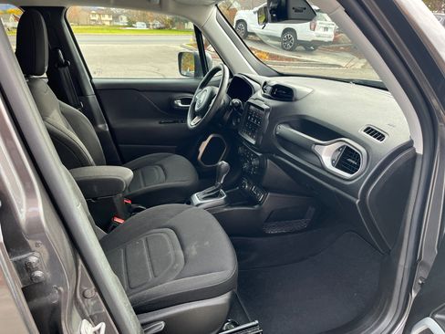 Used 2021 Jeep Renegade Latitude w/ Luxury Group I image 8