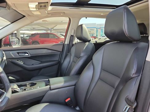 Used 2021 Nissan Rogue SV w/ Premium Package image 7