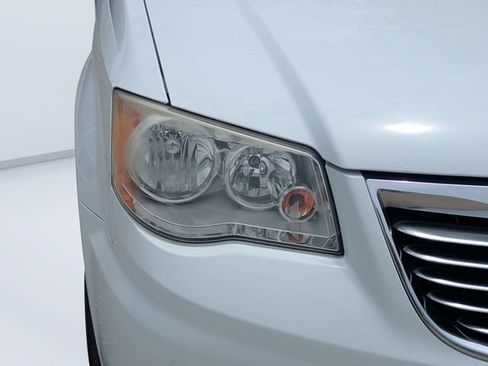 Used 2016 Chrysler Town & Country Touring FWD image 9
