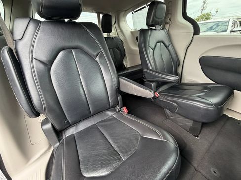 Used 2022 Chrysler Pacifica Touring-L FWD image 8