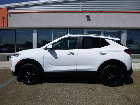 Used 2024 Buick Encore GX Sport Touring image 2