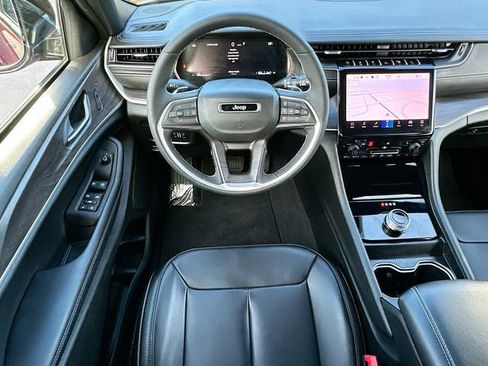 Used 2025 Jeep Grand Cherokee Limited image 22