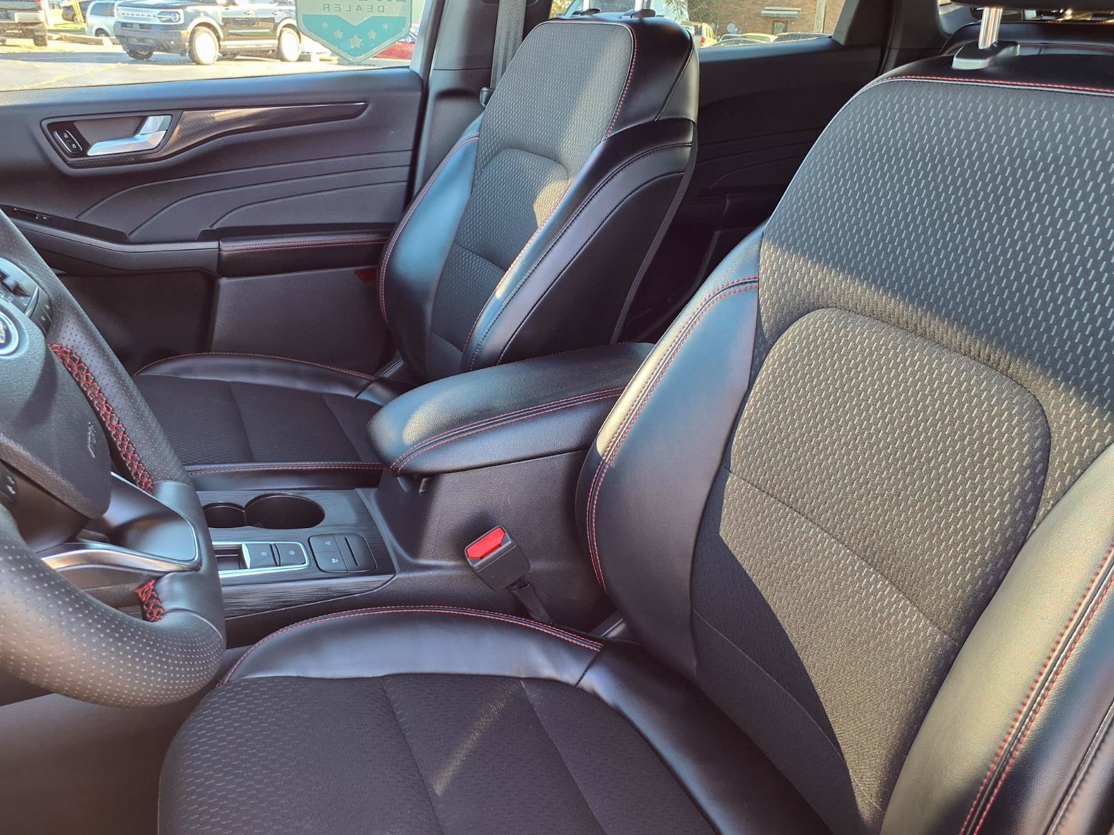 Used 2025 Ford Escape ST-Line Select AWD/4WD image 3