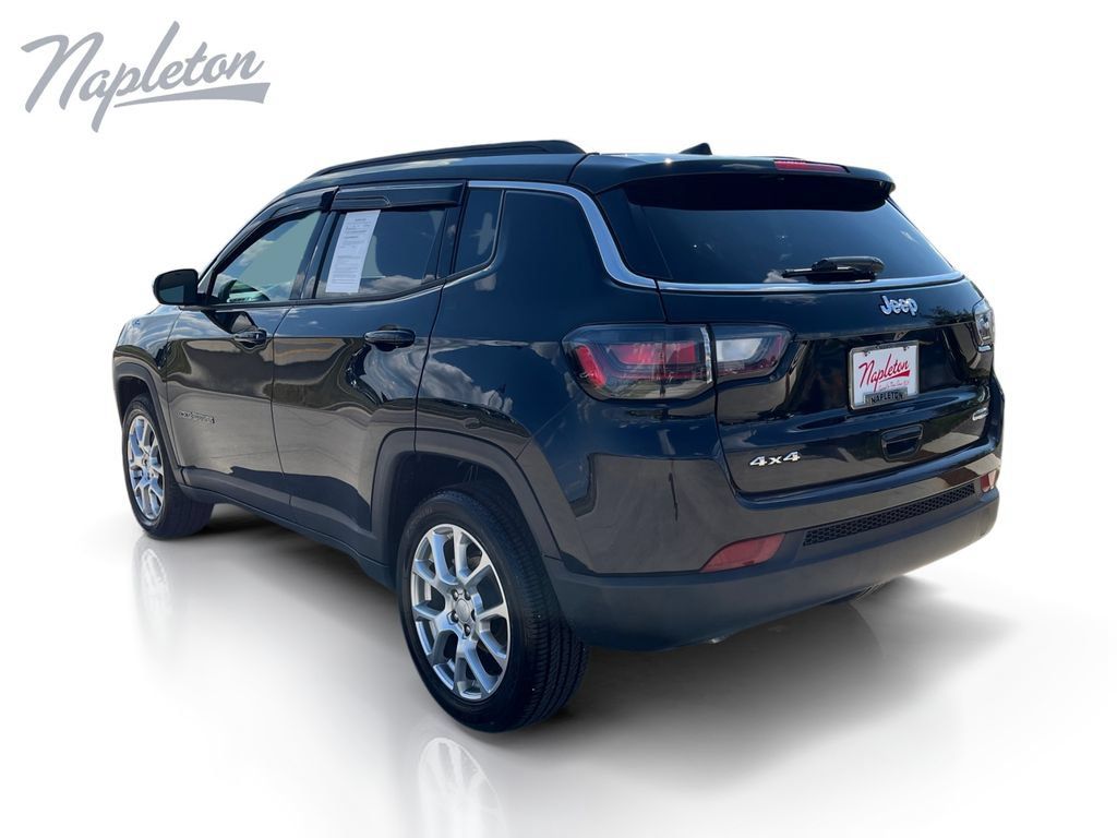 Used 2023 Jeep Compass Latitude w/ Sun and Sound Group AWD/4WD image 3