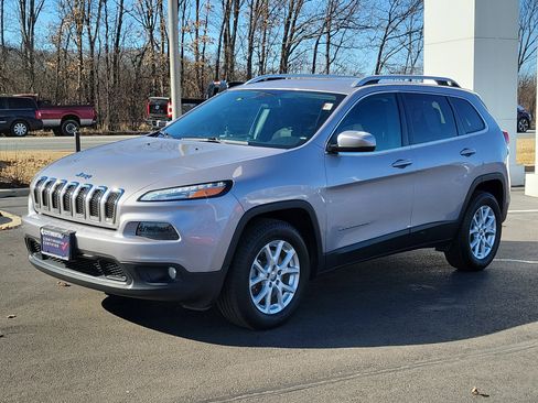 Used 2017 Jeep Cherokee Latitude w/ Cold Weather Group image 3