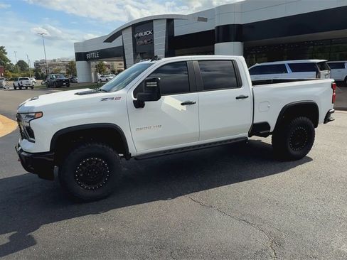 Used 2024 Chevrolet Silverado 2500 ZR2 w/ Technology Package image 4