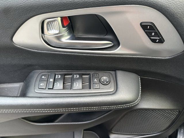 Used 2025 Chrysler Pacifica Limited FWD image 13