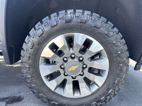 Used 2024 Chevrolet Silverado 2500 LT AWD/4WD image 10