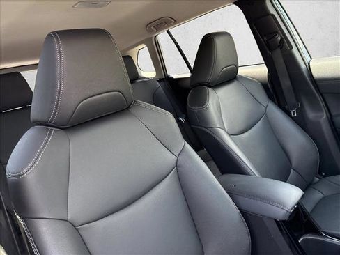 Used 2025 Toyota Corolla Cross XLE FWD image 23