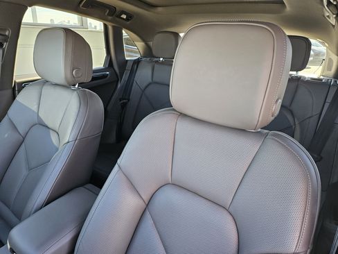 Certified 2025 Porsche Macan image 6