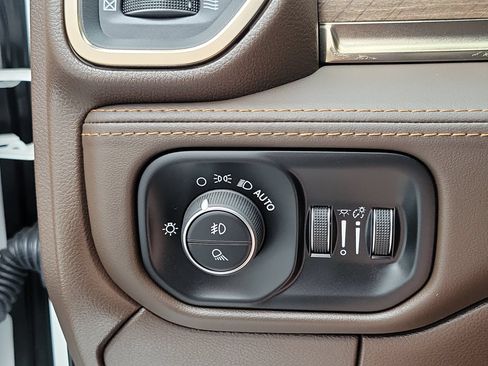 Used 2025 RAM 2500 Limited AWD/4WD image 10