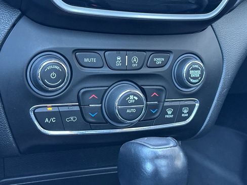 Used 2022 Jeep Cherokee Limited w/ Mopar Interior Package AWD/4WD image 21