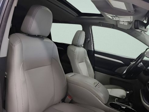 Used 2018 Toyota Highlander XLE AWD/4WD image 14