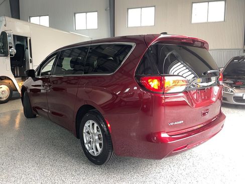 Used 2022 Chrysler Voyager LX image 17