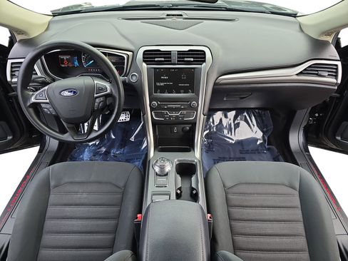 Used 2017 Ford Fusion SE w/ Fusion SE Technology Package image 9