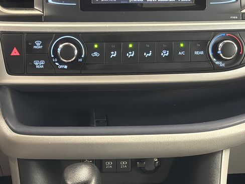 Used 2019 Toyota Highlander LE AWD/4WD image 24