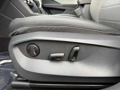 Used 2023 Volkswagen Taos SE w/ Panoramic Sunroof Package FWD image 10