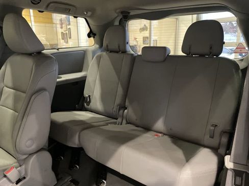 Used 2019 Toyota Sienna XLE image 22