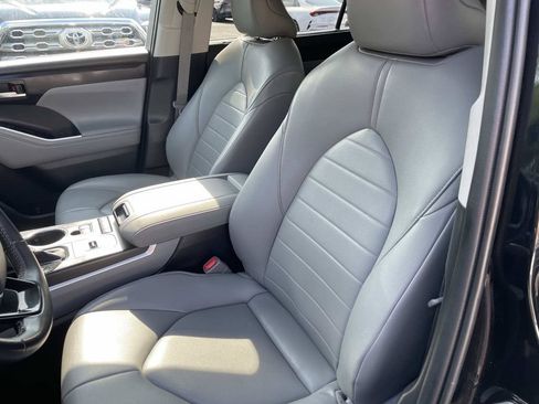 Used 2020 Toyota Highlander XLE AWD/4WD image 24