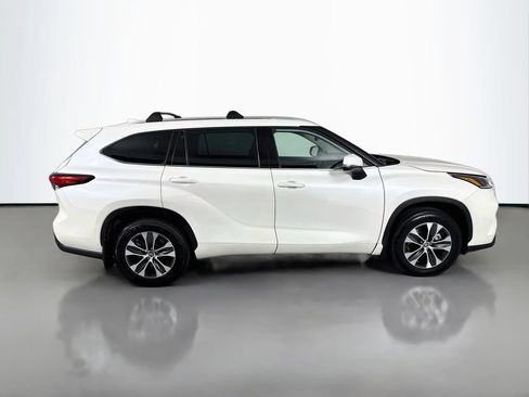 Used 2021 Toyota Highlander XLE AWD/4WD image 8
