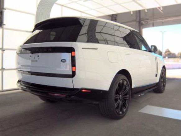 Used 2023 Land Rover Range Rover SE AWD/4WD image 2