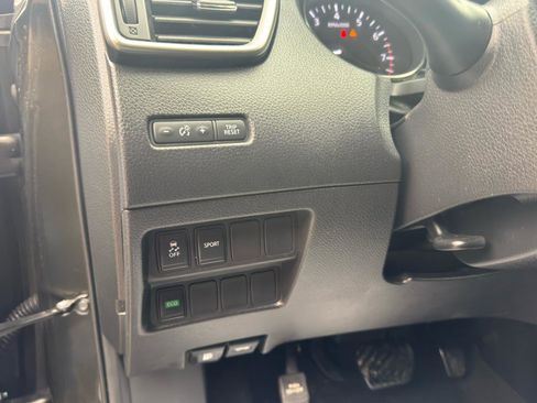 Used 2016 Nissan Rogue SV FWD image 17