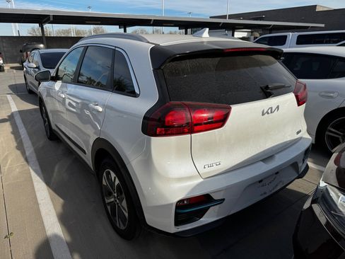 Certified 2022 Kia Niro EX image 3