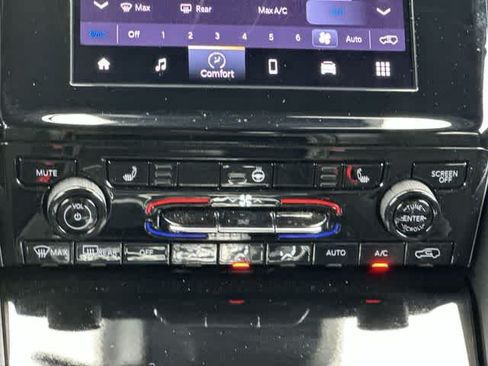 Used 2025 Jeep Grand Cherokee Altitude AWD/4WD image 16