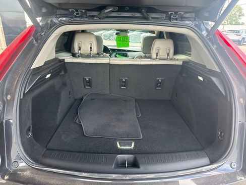 Used 2022 Cadillac XT4 Luxury w/ Cold Weather Package FWD image 13
