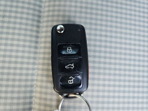 Used 2015 Volkswagen Beetle 1.8T FWD image 36