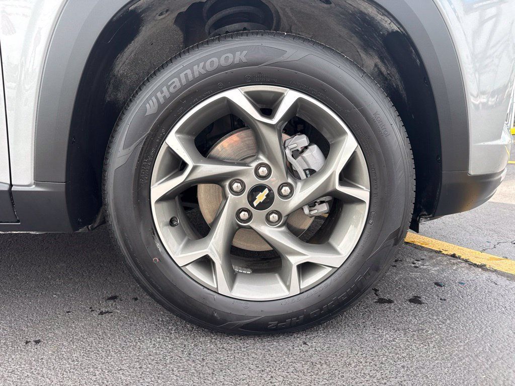 Used 2026 Chevrolet Trax LT FWD image 3