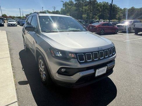 Used 2022 Jeep Compass Latitude w/ Sun and Sound Group AWD/4WD image 9