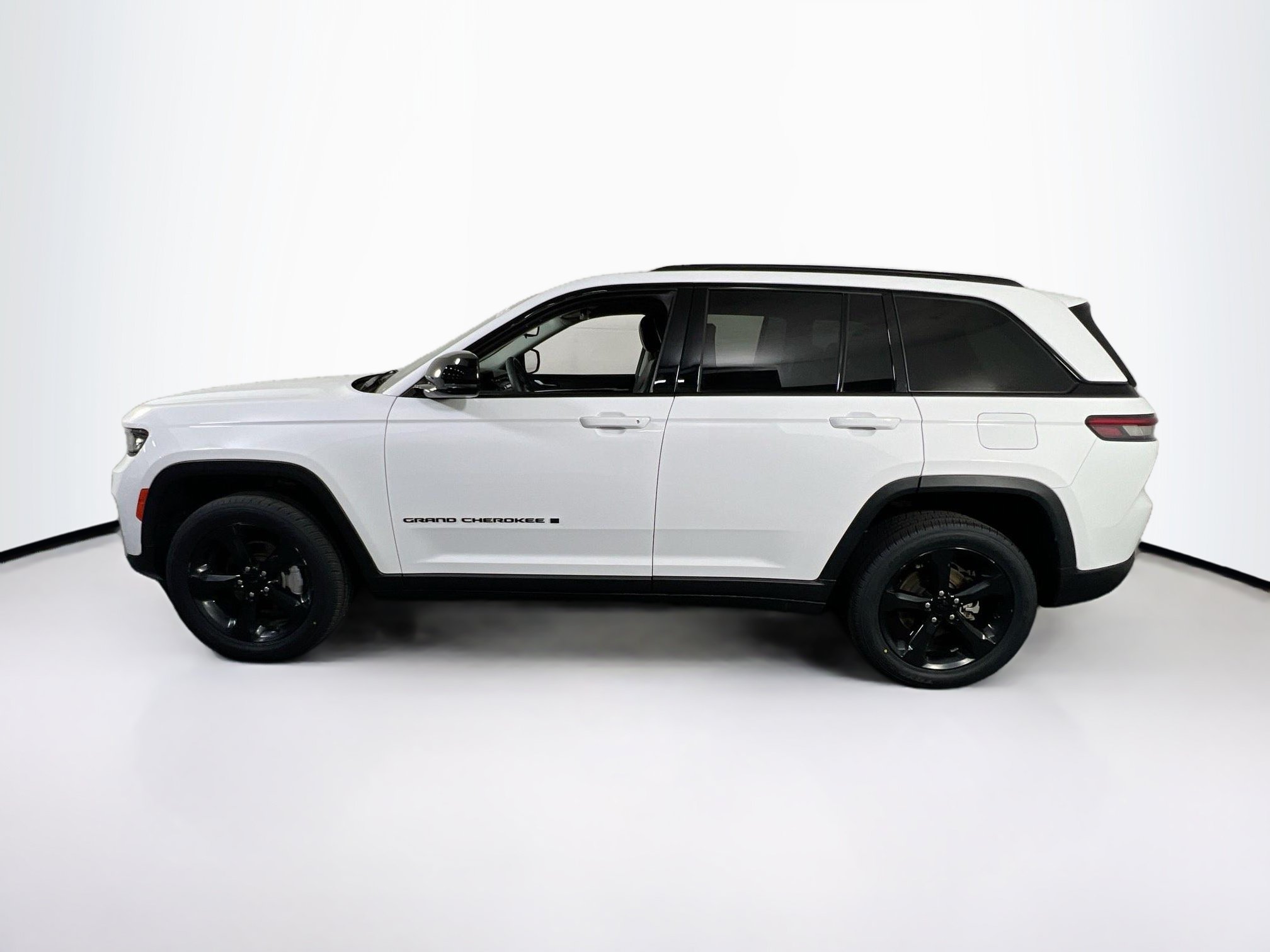 Used 2023 Jeep Grand Cherokee Limited w/ Black Appearance Package AWD/4WD image 8