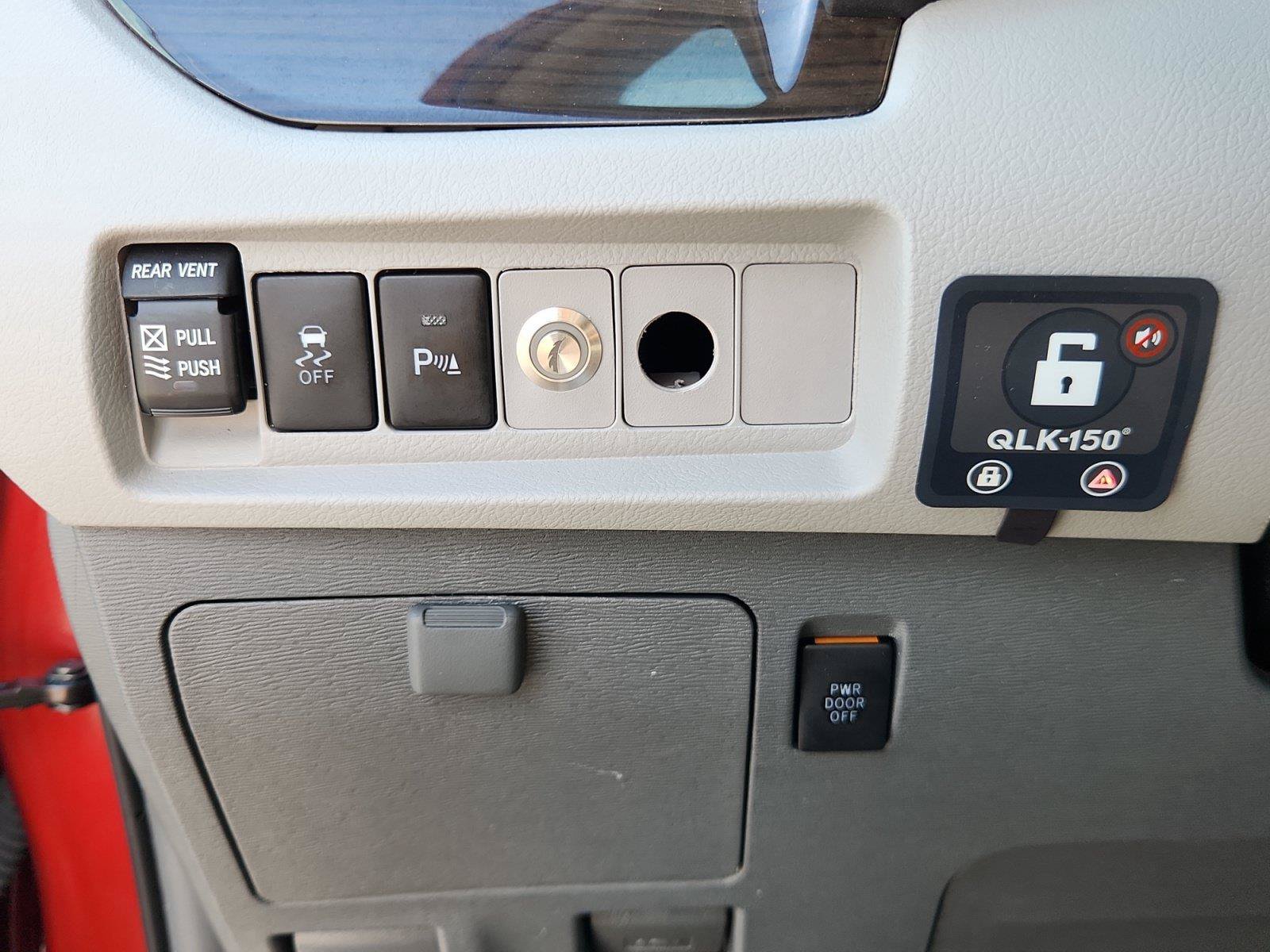 Used 2019 Toyota Sienna XLE w/ XLE Navigation Package FWD image 19