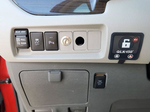Used 2019 Toyota Sienna XLE w/ XLE Navigation Package FWD image 19