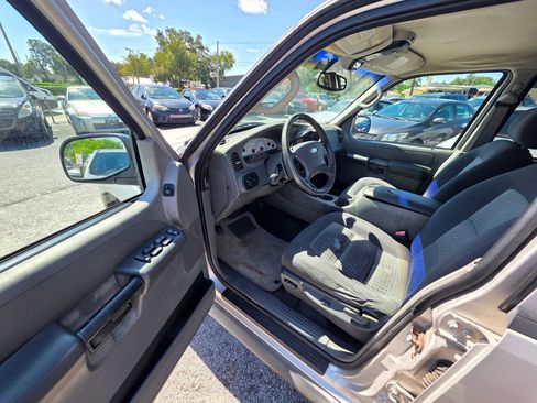 Used 2004 Ford Explorer Sport Trac XLT image 12