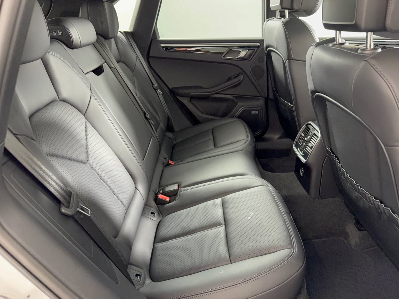 Certified 2022 Porsche Macan S AWD/4WD image 32